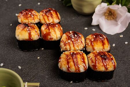 Запеченный сырный ролл с угрем