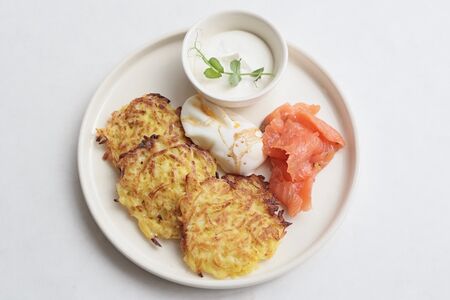 Драники с лососем и яйцом пашот