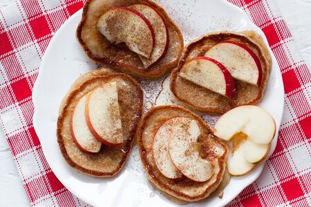 Блины с яблоком медом и корицей