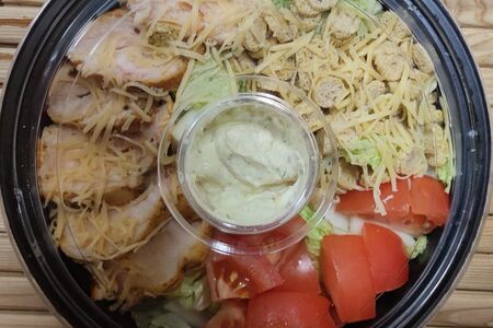 Салат Цезарь с курицей