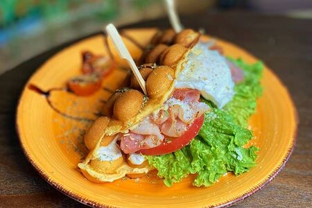 Яйцо пашот на пышной вафле под сыром