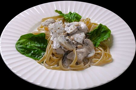 Паста с курицей и грибами