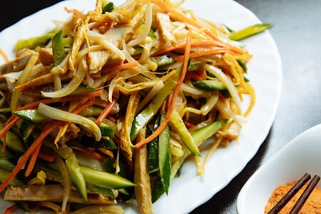 Курица с овощами и грибами эноки