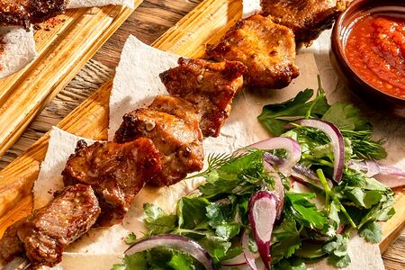 Шашлык из свинины с картофелем в сванской соли