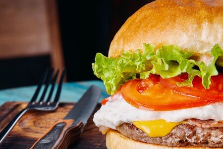 Бургер с грибами и беконом