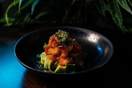 Попкорн из креветок, авокадо, чили