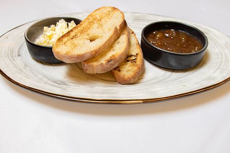 Домашний хлеб с вареньем и маслом