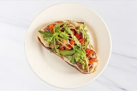 Брускетты ростбиф, печеный перец, соус из тунца