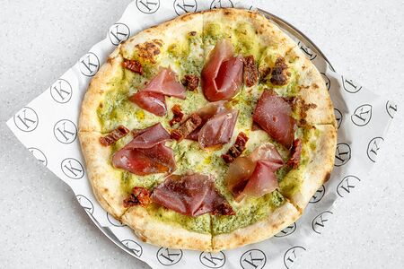 Брезаола, мусс рикотта-песто, вяленные томаты