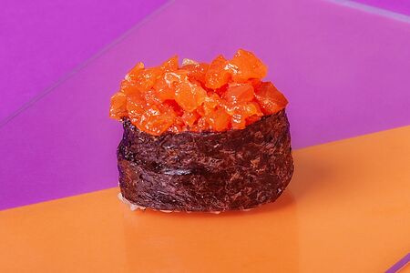 Гункан с лососем