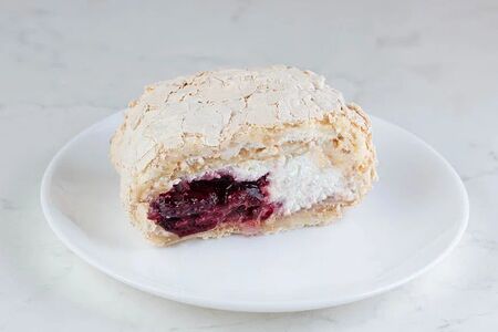 Пирожное Экселанс с вишней