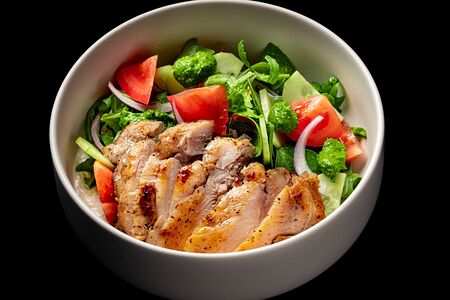 Салат с жареным цыпленком