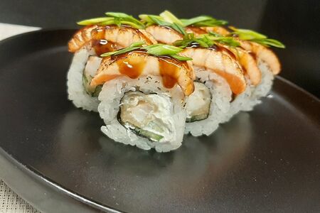 Ролл с опаленным лососем и тигровой креветкой