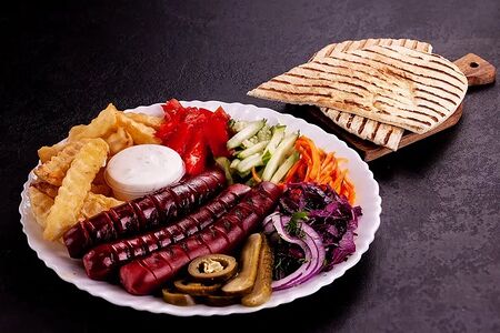 Хот-дог на тарелке