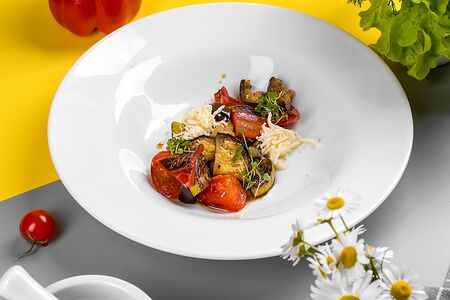 Салат с печеными овощами и моцареллой