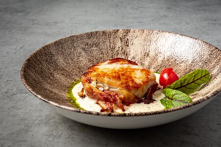 Медальон из свинины с беконом и перечным соусом