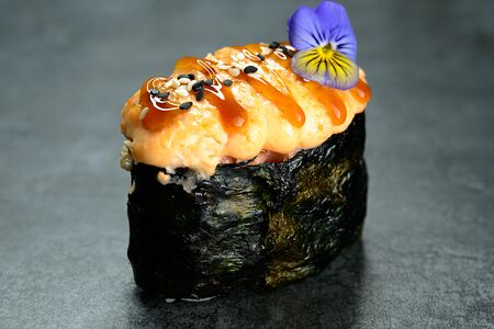 Запеченный гункан с креветкой