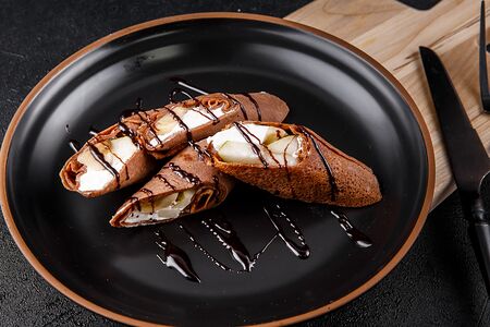 Шоколадный блин с фруктами