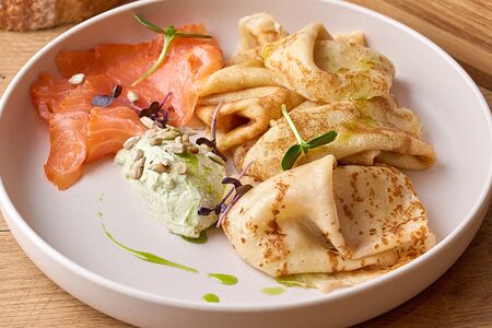 Блины с копчёной форелью и сливочным сыром