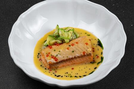 Лосось с соусом икорный голландез