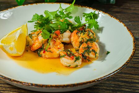 Обжаренные тигровые креветки чимичурри