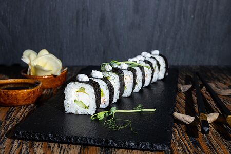 Креветка с салатом