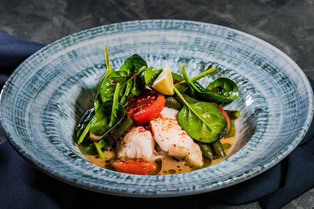 Треска, томленная с овощами, и бульон с икрой