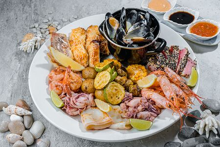 Большое ассорти морепродуктов гриль
