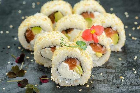 Ролл в кунжуте с лососем и авокадо