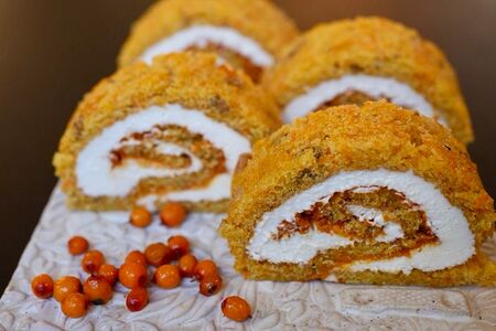 Морковный рулет с облепихой