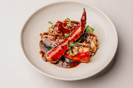 Клешня камчатского краба в соусе черный перец