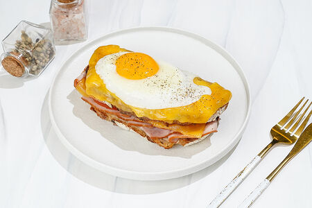 Крок с куриной ветчиной и яйцом