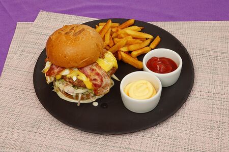 Чизбургер с говядиной и картофелем фри