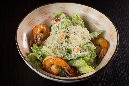 Салат Цезарь с креветками