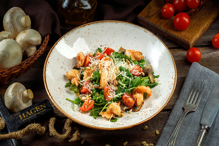 Салат с креветкой и рукколой