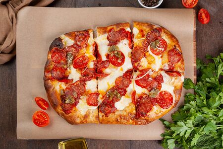 Римская пицца с пепперони и чоризо