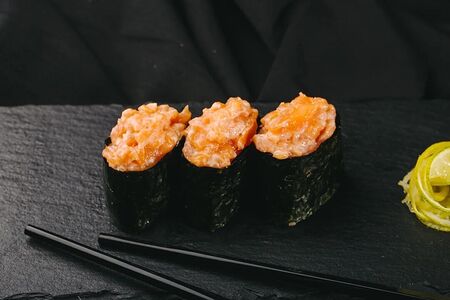 Гункан с лососем  