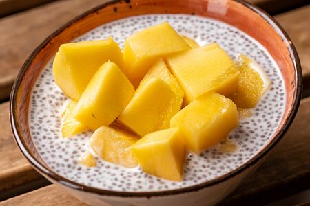 Чиа-пудинг с манго