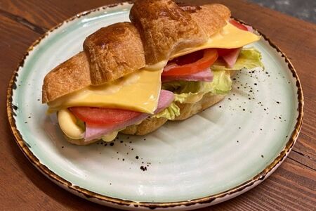 Круассан с ветчиной и сыром