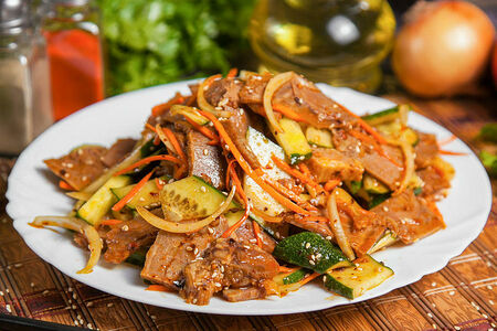 Салат острый из говядины с овощами