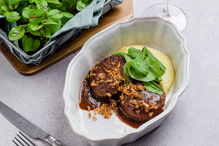 Котлетки из телятины с картофельным пюре и свежим шпинатом