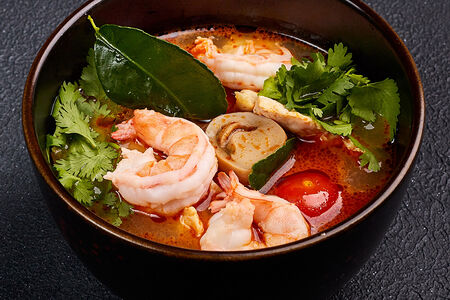 Суп Том ям с курицей и креветками