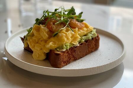 Скрэмбл с авокадо и креветками