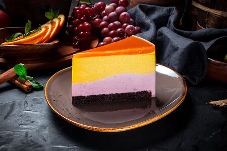 Муссовый торт с манго, маракуйей и малиной