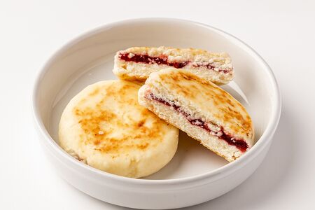 Два сырника с малиновой начинкой