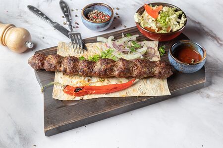 Кебаб традиционный на лаваше