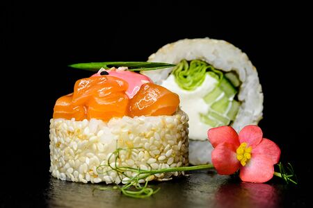 Тартар из лосося с фирменным соусом от Ёби