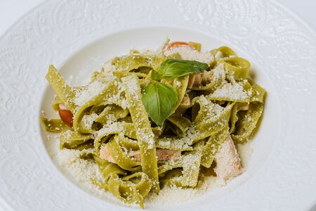 Шпинатные феттуччине со сливочной курицей