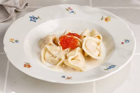 Пельмени с карельской форелью, судаком и красной икрой