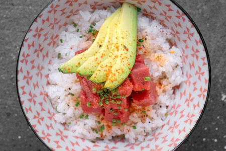 Поке Острый тунец аками и авокадо